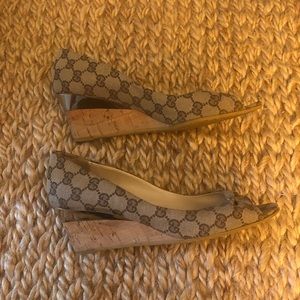 Gucci wedges in Gucci print size 10